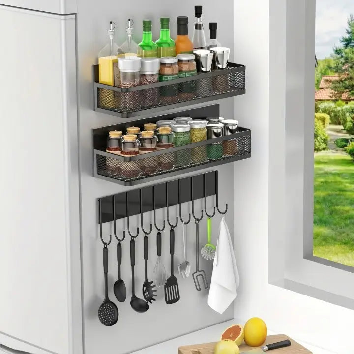 Set étagères magnétiques cuisine fixation sans perçage sur frigo noir IronKi avec épices et ustensiles