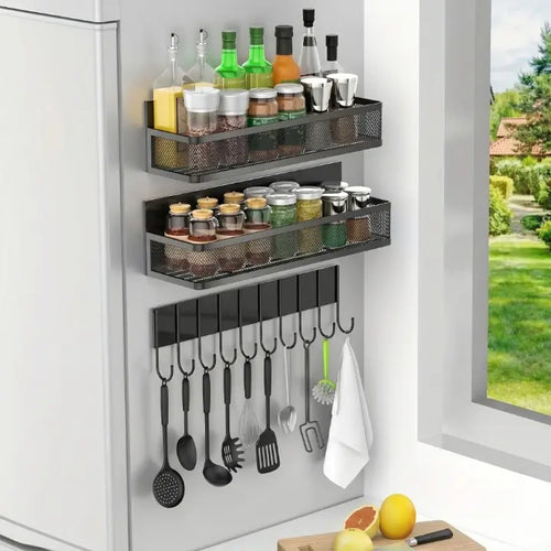 Set étagères magnétiques cuisine fixation sans perçage sur frigo noir IronKi avec épices et ustensiles