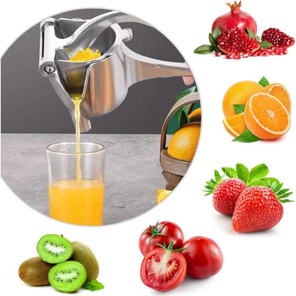 Presse-agrumes manuel aluminium premium sans BPA IronKi pressant un citron avec jus frais