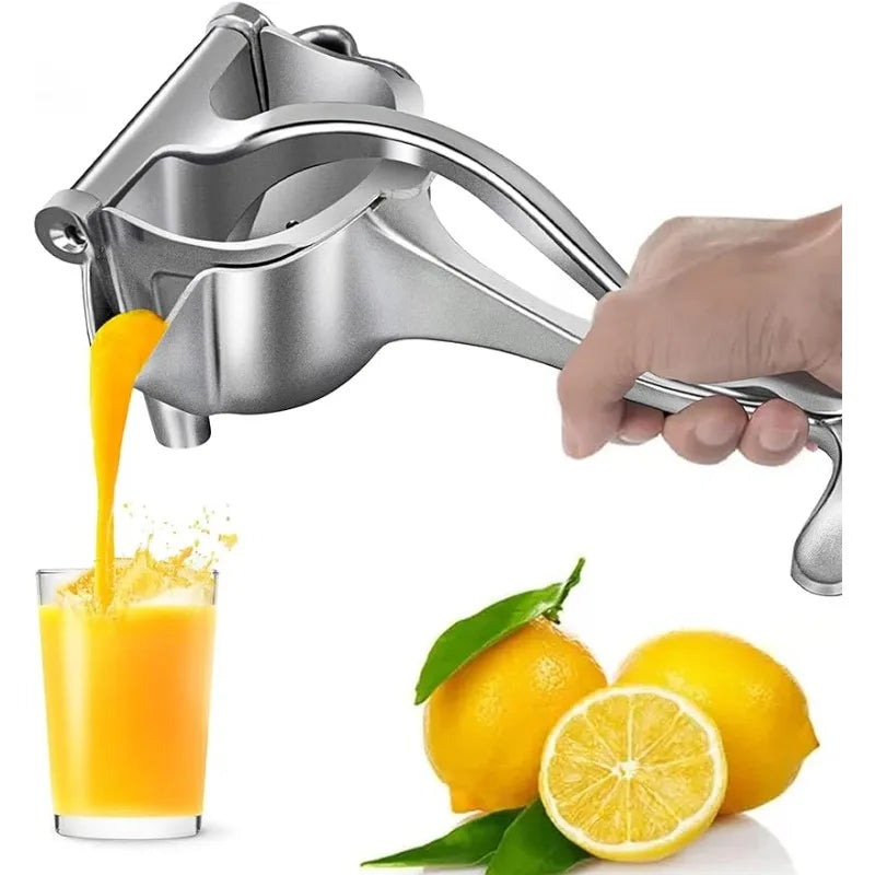 Presse-agrumes manuel aluminium premium sans BPA IronKi pressant un citron avec jus frais
